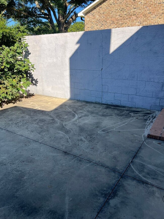 Building Photo - 1 Bedroom Apartment For Rent