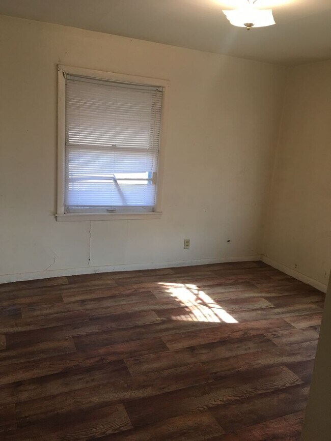 Building Photo - 704 N High St