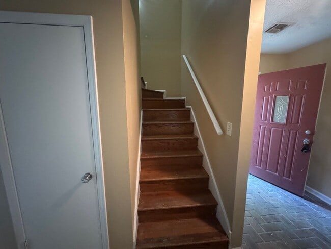 Building Photo - Large Townhome
