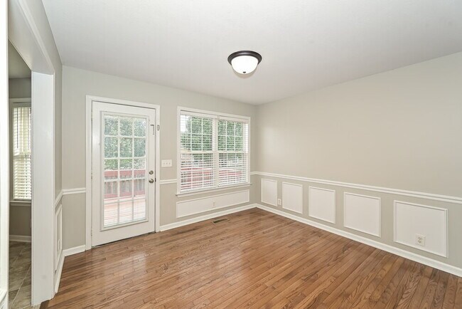 Building Photo - 2910 Iona Dr