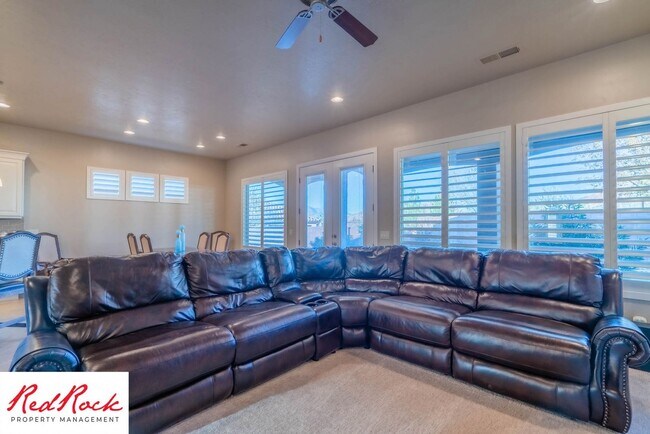 Building Photo - Stunning 2 Bedroom Fully Furnished Home. Community Pool & Mini Golf!