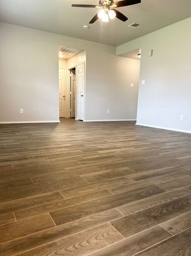 Building Photo - Beautiful Home in Great Neighborhood