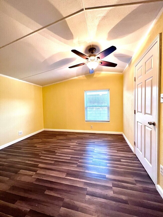 Building Photo - 2 Bedroom On Nicely Sized Lot