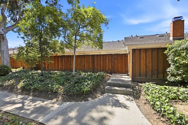 Building Photo - Northpoint Townhome