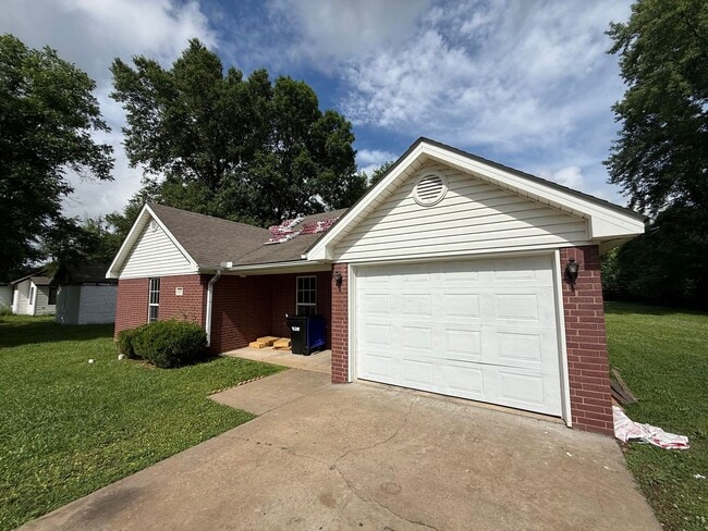 Building Photo - 3 Bed 2 Bath House with 1 Car Garage.  Total Electric. Yard Care Included.