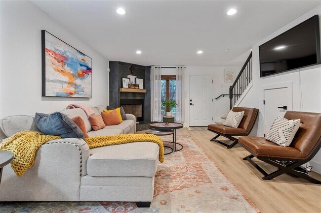 Building Photo - 10811 Greenwillow Dr