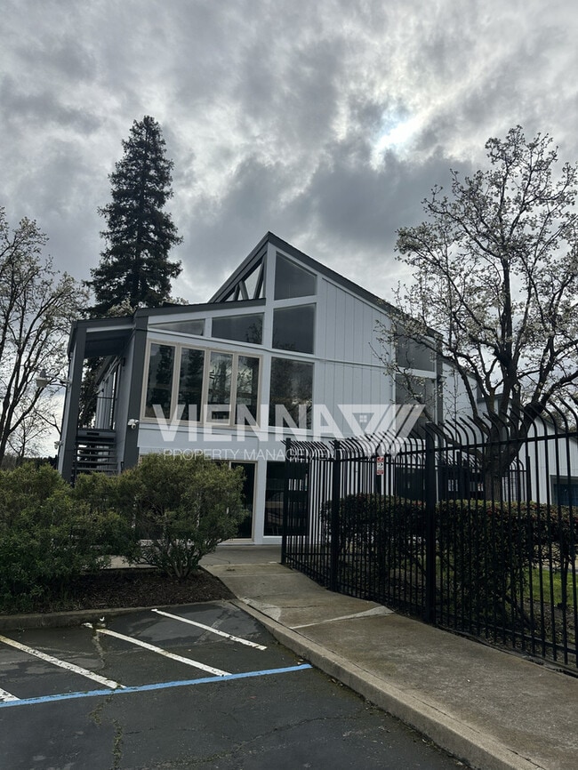 Building Photo - 5066 Greenberry Dr