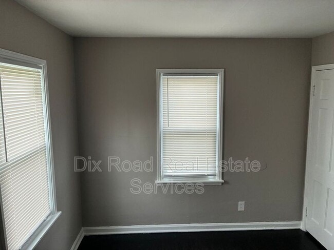 Building Photo - 729 Cleverly Rd