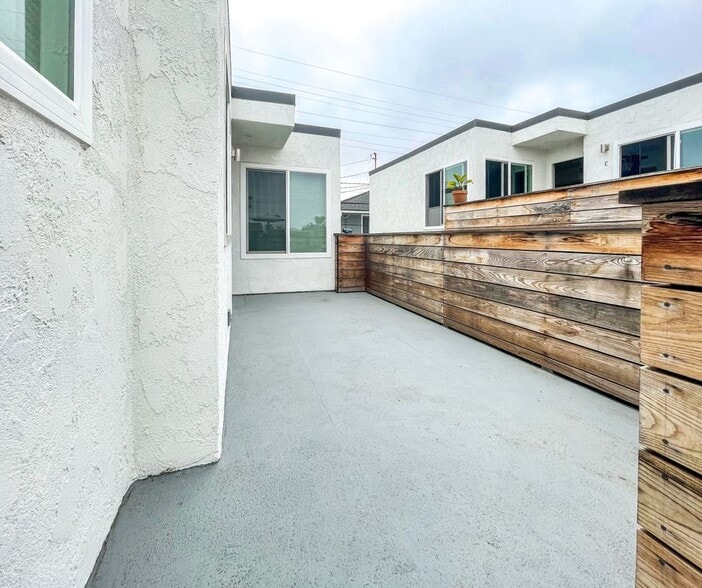 Building Photo - 208 Avenida Victoria