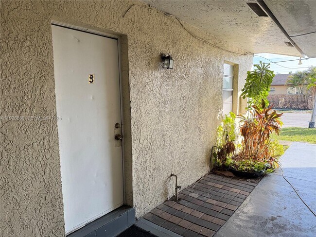 Building Photo - 4801 SW 18th St