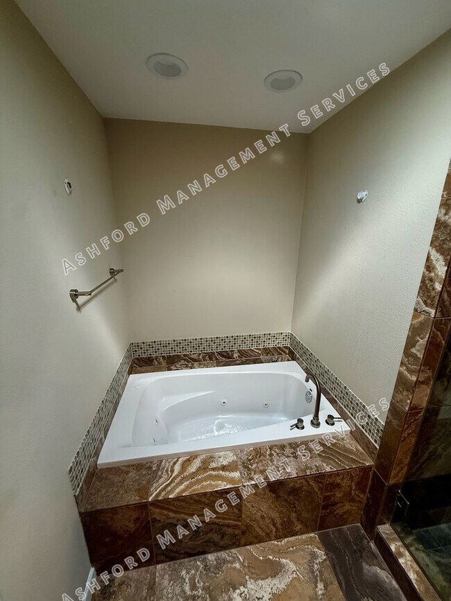 Building Photo - 3 BEDROOM 2 BATHROOM HOME RIGHT ON McCORMI...