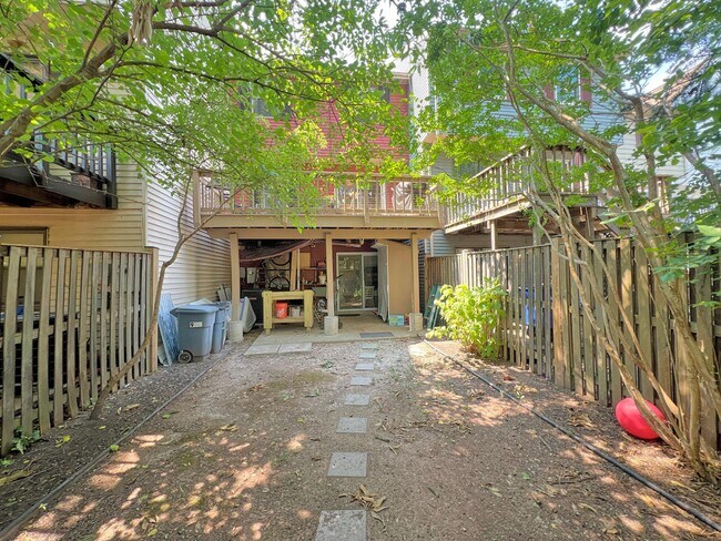 Building Photo - 950 Barton Oaks Pl