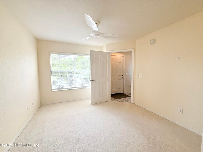 Building Photo - 13700 Richmond Park Dr N
