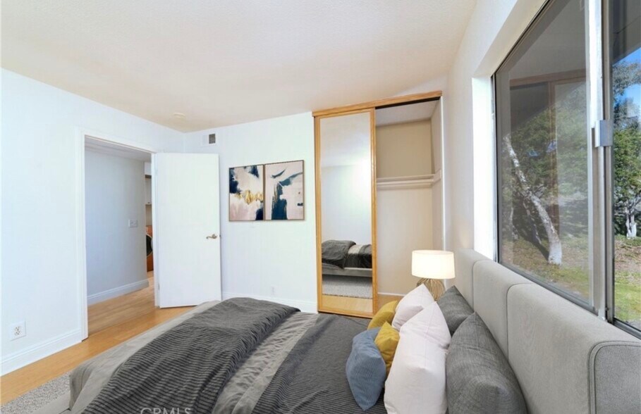 Building Photo - 25957 Via Pera