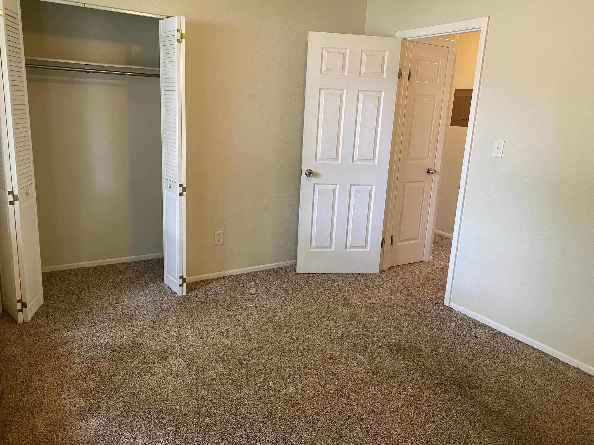 Building Photo - 405 E Thunderbird Dr
