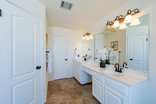 Building Photo - 7724 Yaupon Dr