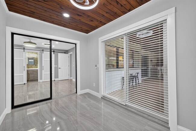 Building Photo - 825 SE Starflower Ave