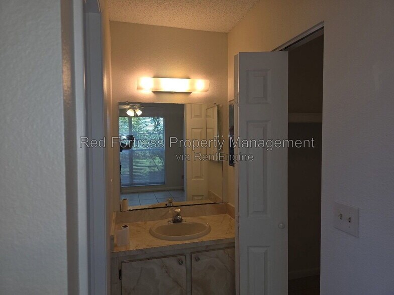 Building Photo - 1049 Ridgeway Dr