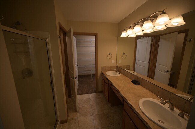 Building Photo - 3 bed, 2.5 bath, 2 car garage, lots of sun...
