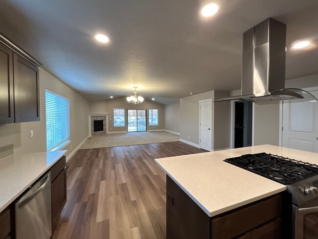 Building Photo - Beautiful 3 Bedroom / 2 Bathroom Home in S...