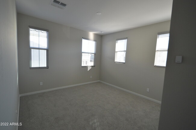 Building Photo - 1326 W Coyote Dr