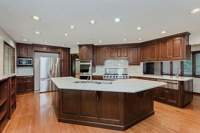Building Photo - Large Executive Home in Carmel Schools