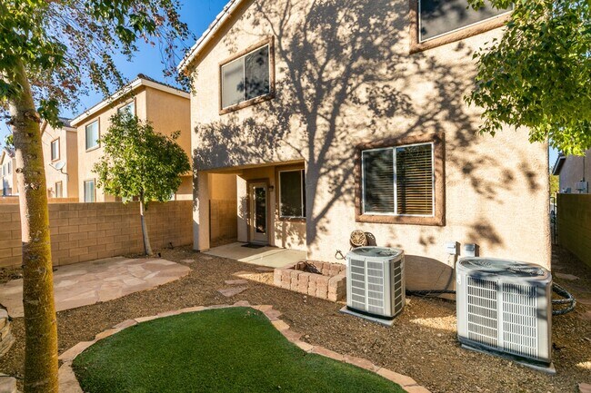 Building Photo - Great 3 bedroom house with a large loft an...