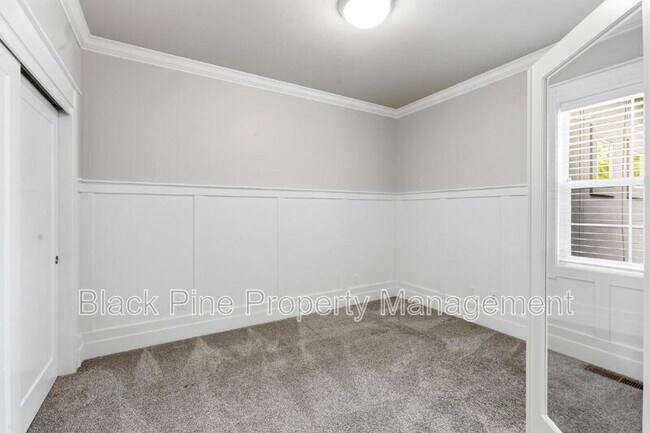 Building Photo - 3761 W Renhold Dr