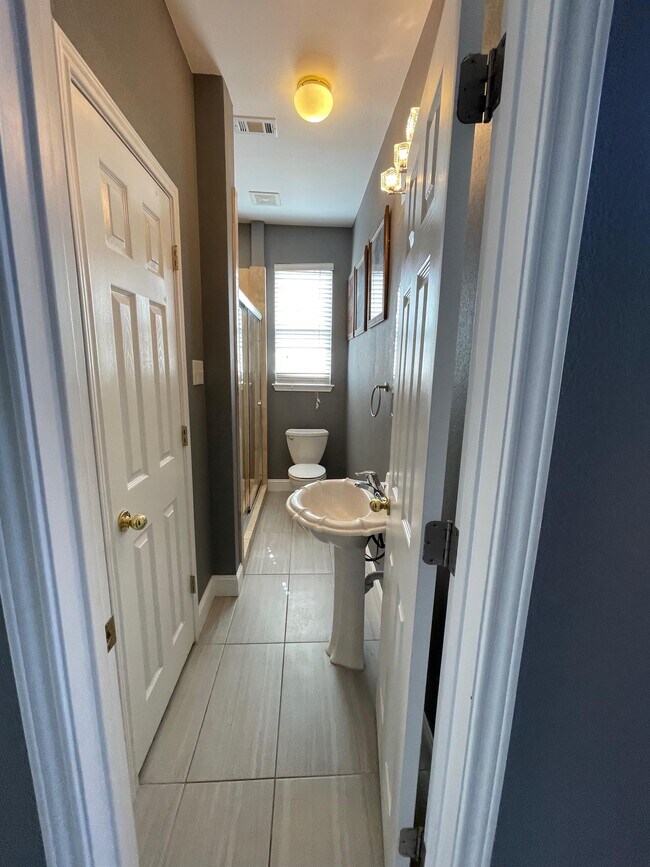 Building Photo - 10312 Yellowstone Dr