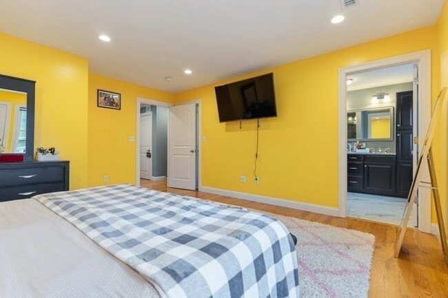 Building Photo - 4 bedroom in Waltham MA 02453