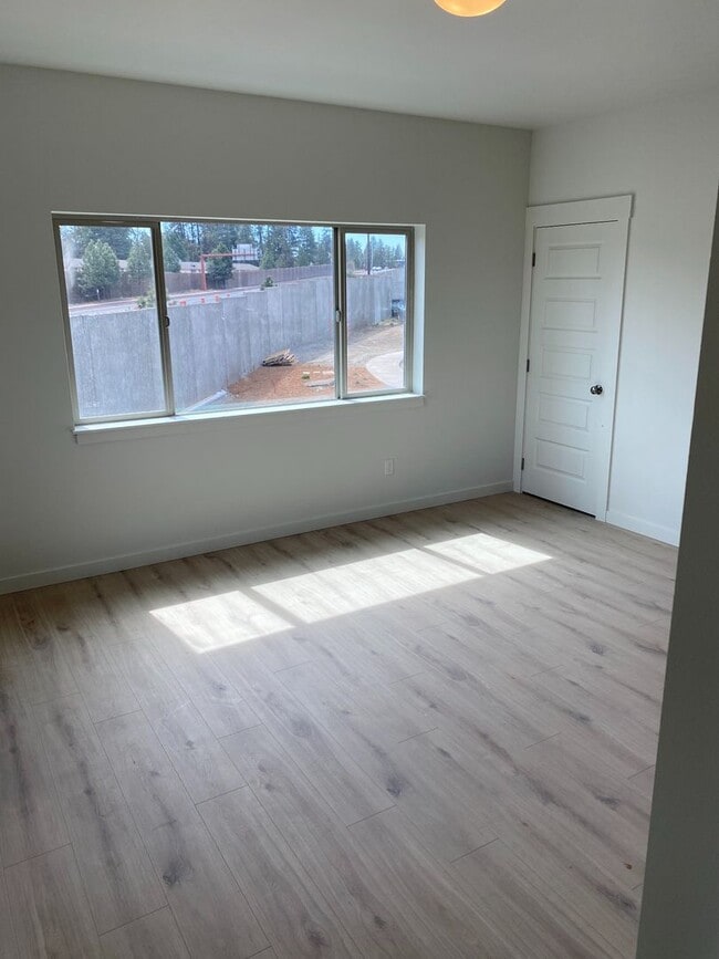 Building Photo - 198 SW Maricopa Dr