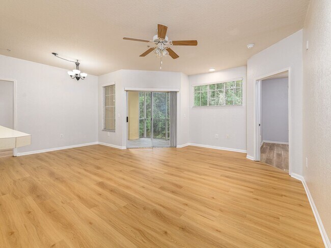 Building Photo - Palm Springs Boulevard 5125 Unit #2206