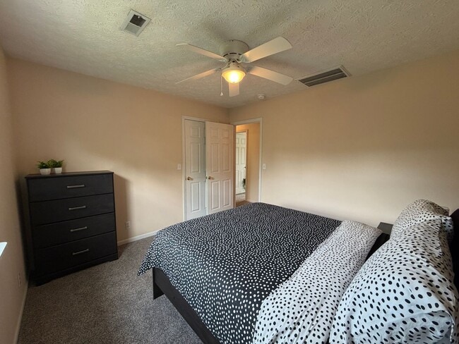 Building Photo - Fully Furnished Short Term Rental!