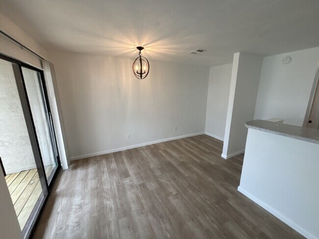 Building Photo - 2 Bedroom 2 1/2 bath in the Lakes Townhome Community! Complete Remodel!