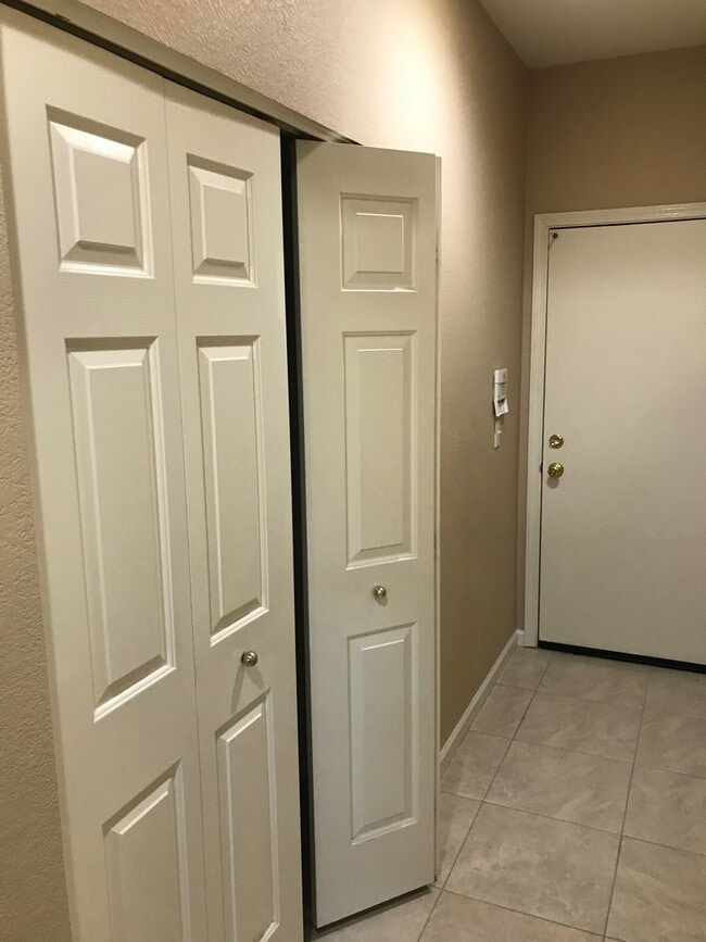 Building Photo - Updated 3bed/2bath home in Churchhill Downs