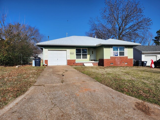 Building Photo - 3 Bed home in Shawnee!