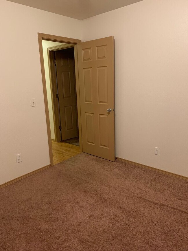 Building Photo - AVAILABLE NOW!! West side - 2 Bdrm, 1 Bath