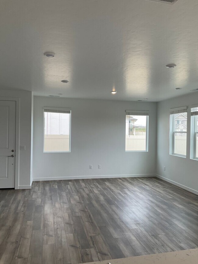Building Photo - Enjoy this New home in Eagle Ridge!