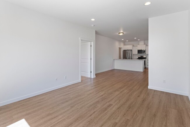 Building Photo - 3 Bath 2.5 Bath - Modern Townhome - Hillcr...