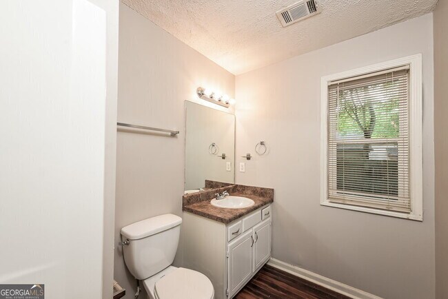 Building Photo - 5009 Hawthorne Ct