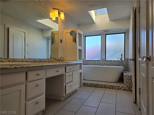 Building Photo - 5945 N El Capitan Way