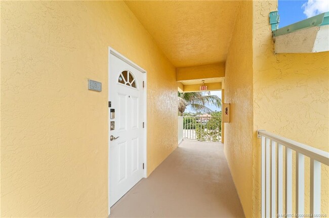 Building Photo - 1550 S Ocean Dr