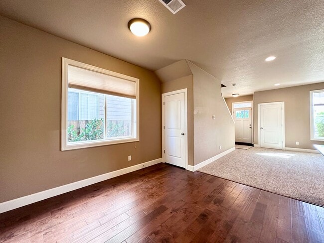 Building Photo - Modern 3 Bed/2.5 Bath with Double Car Garage Townhome in Sandy, OR!