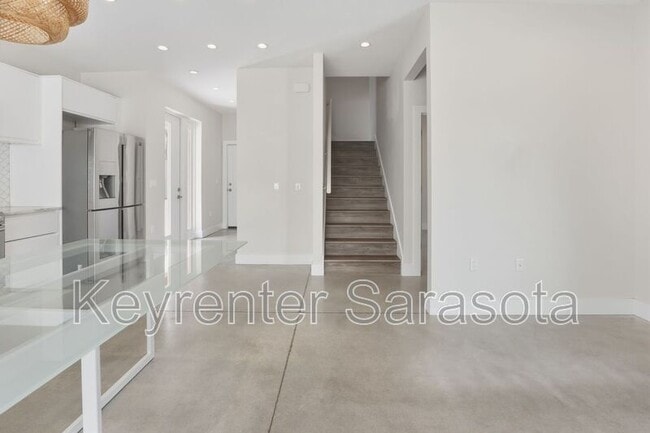 Building Photo - 2066 Roselawn St