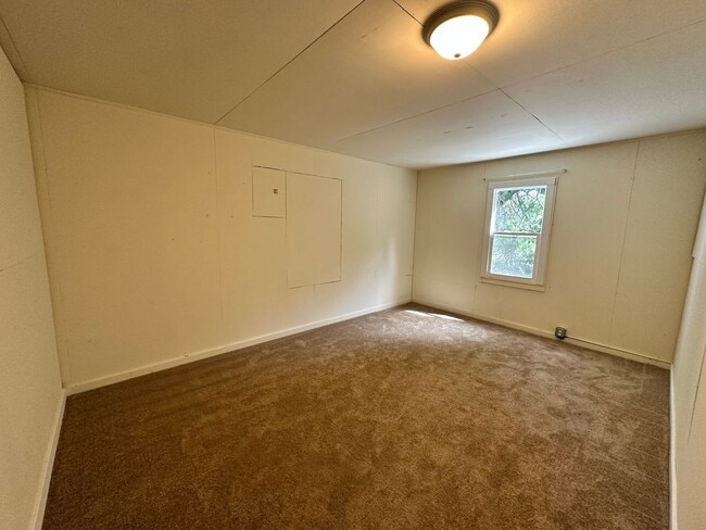 Building Photo - Large 4 Bedroom Apartment in Canyonville