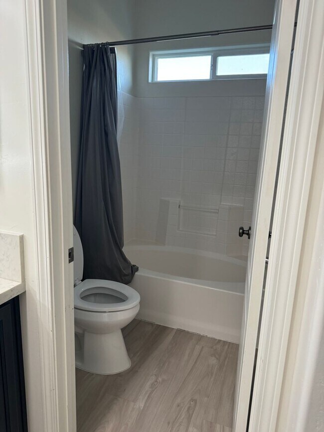 Building Photo - BEAUTIFUL 3 BEDROOM SINGLE FAMILY HOME