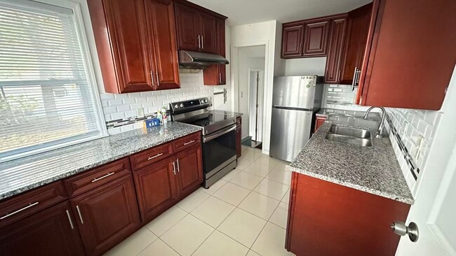 Building Photo - 324 Fuller Rd