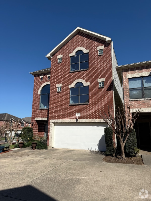 Building Photo - 9801 Riddlelink Ln