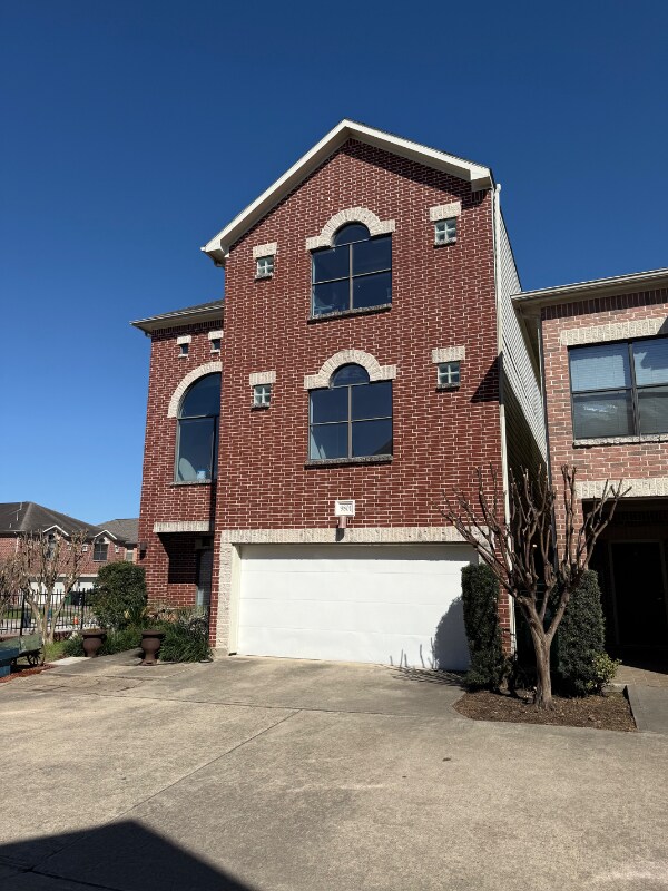 Primary Photo - 9801 Riddlelink Ln