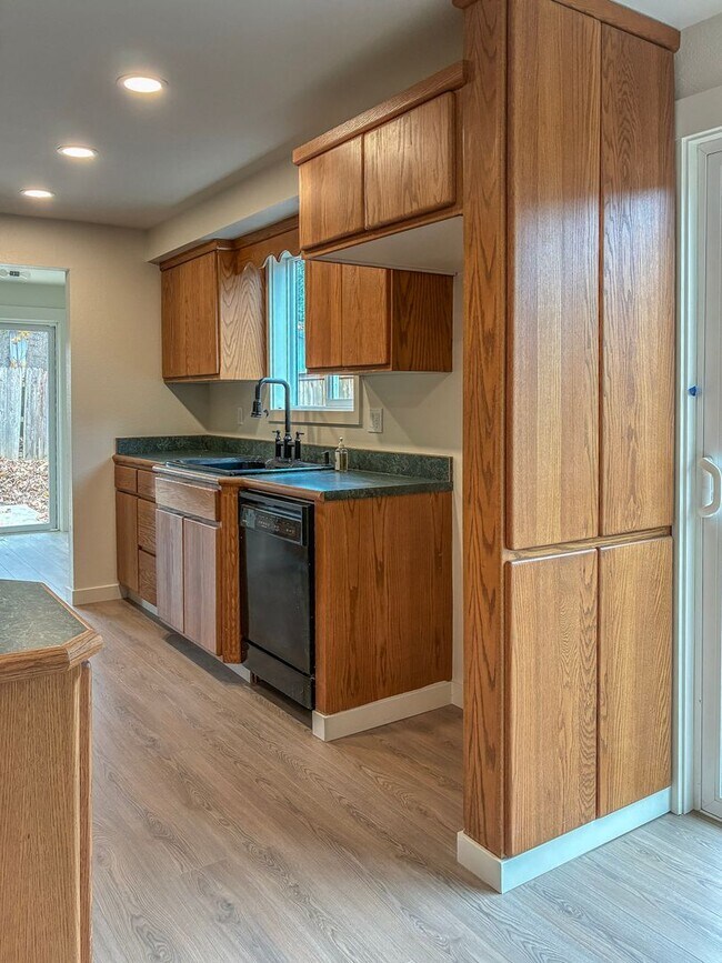 Building Photo - 3 Bedroom 2 Bath in Scappoose- Do Not Miss...